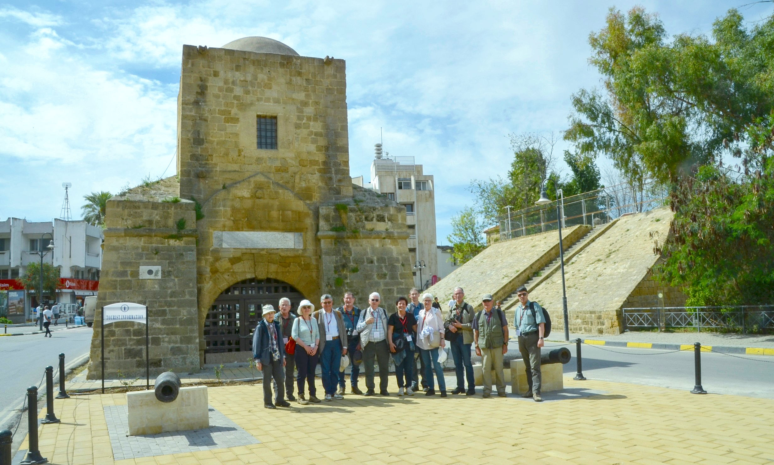 Il gruppo di visitatori davanti alla Porta di Kyrenia a Nicosia. Foto: H.-R. Neumann