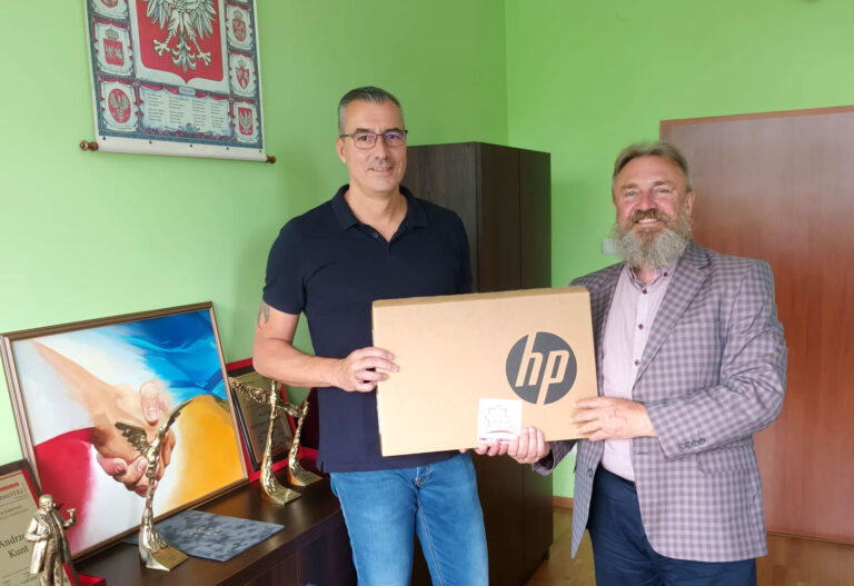 Photo: Dirk Röder, FORTE CULTURA Vice President and Director of the Cultural Route, hands over a notebook as a donation to Oleh Pohorilets, Director of the Medzhybizh Fortress (UA).