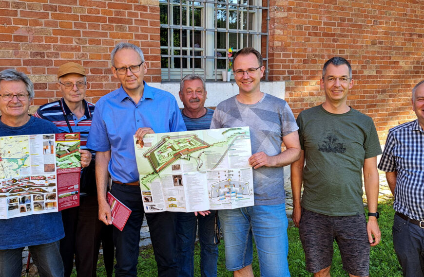 Zarząd i rada doradcza Förderverein Bayerische Landesfestung Ingolstadt e.V. prezentują nową ulotkę.