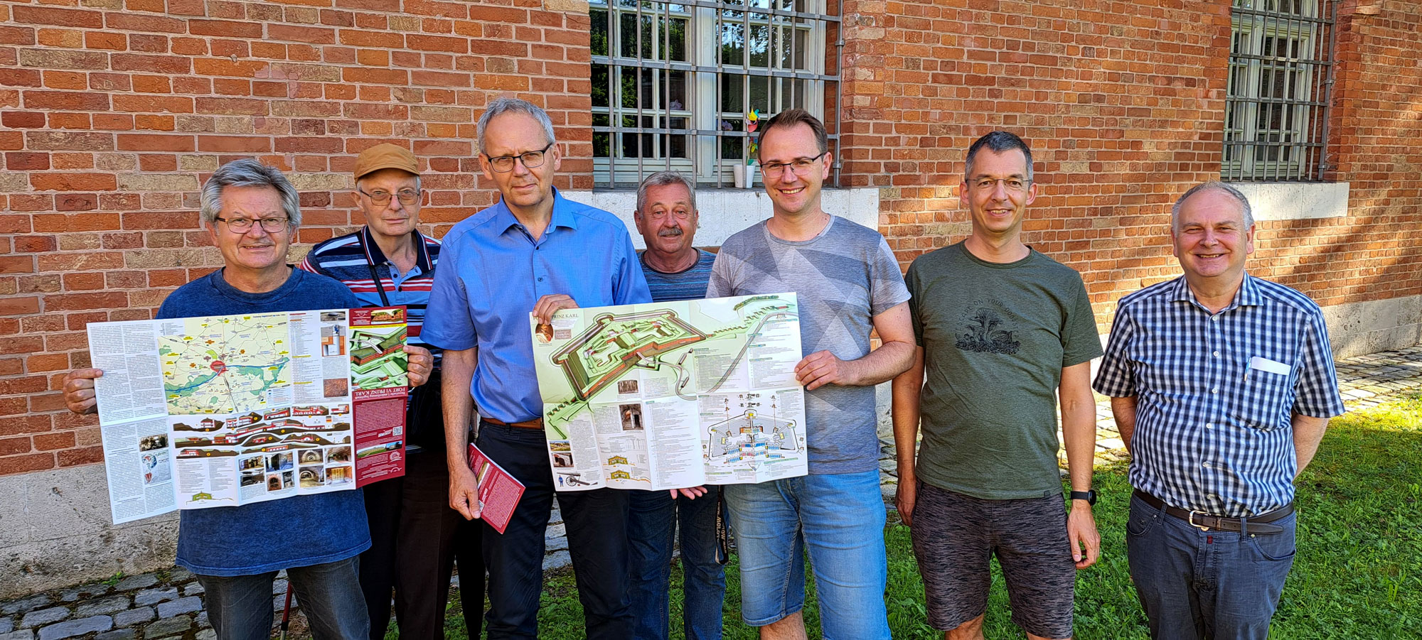 Zarząd i rada doradcza Förderverein Bayerische Landesfestung Ingolstadt e.V. prezentują nową ulotkę.